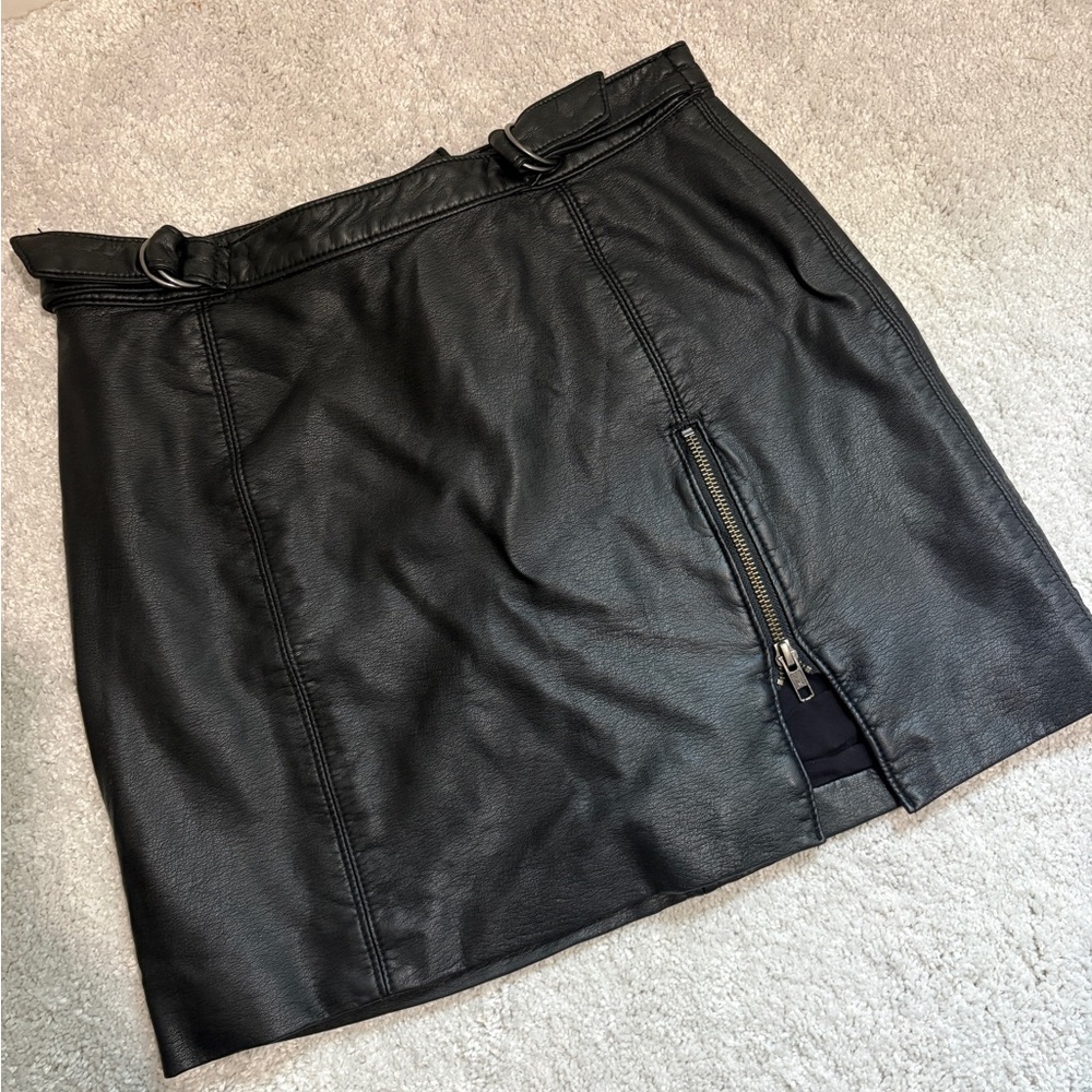 Free People Black Zip-Front Mini Skirt. Size 4.
